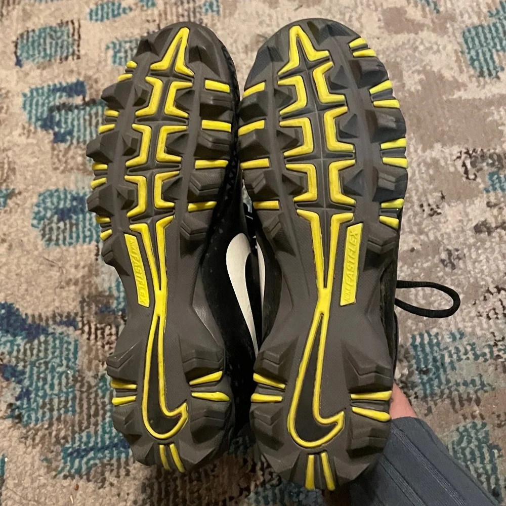 🏈 Boys Nike Force Savage Shark Football Cleats - Size 6Y